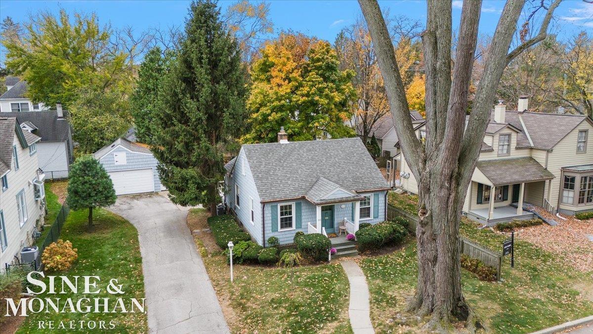 83 Lakeview Avenue
