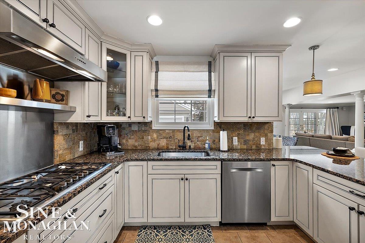 614 Rivard Boulevard