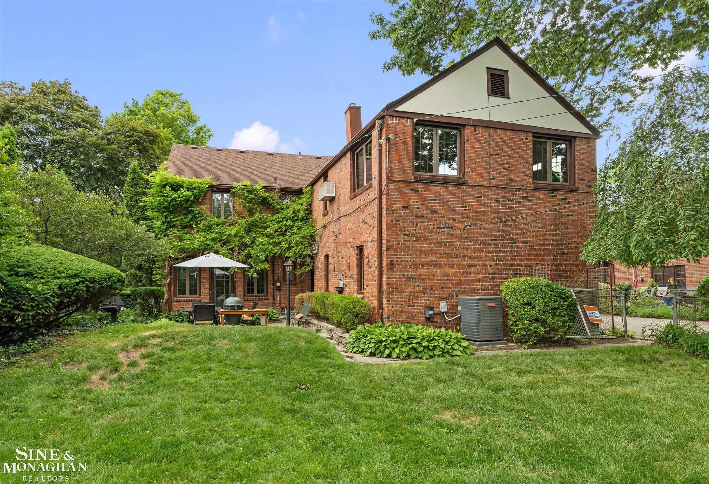 542 Lakepointe Street