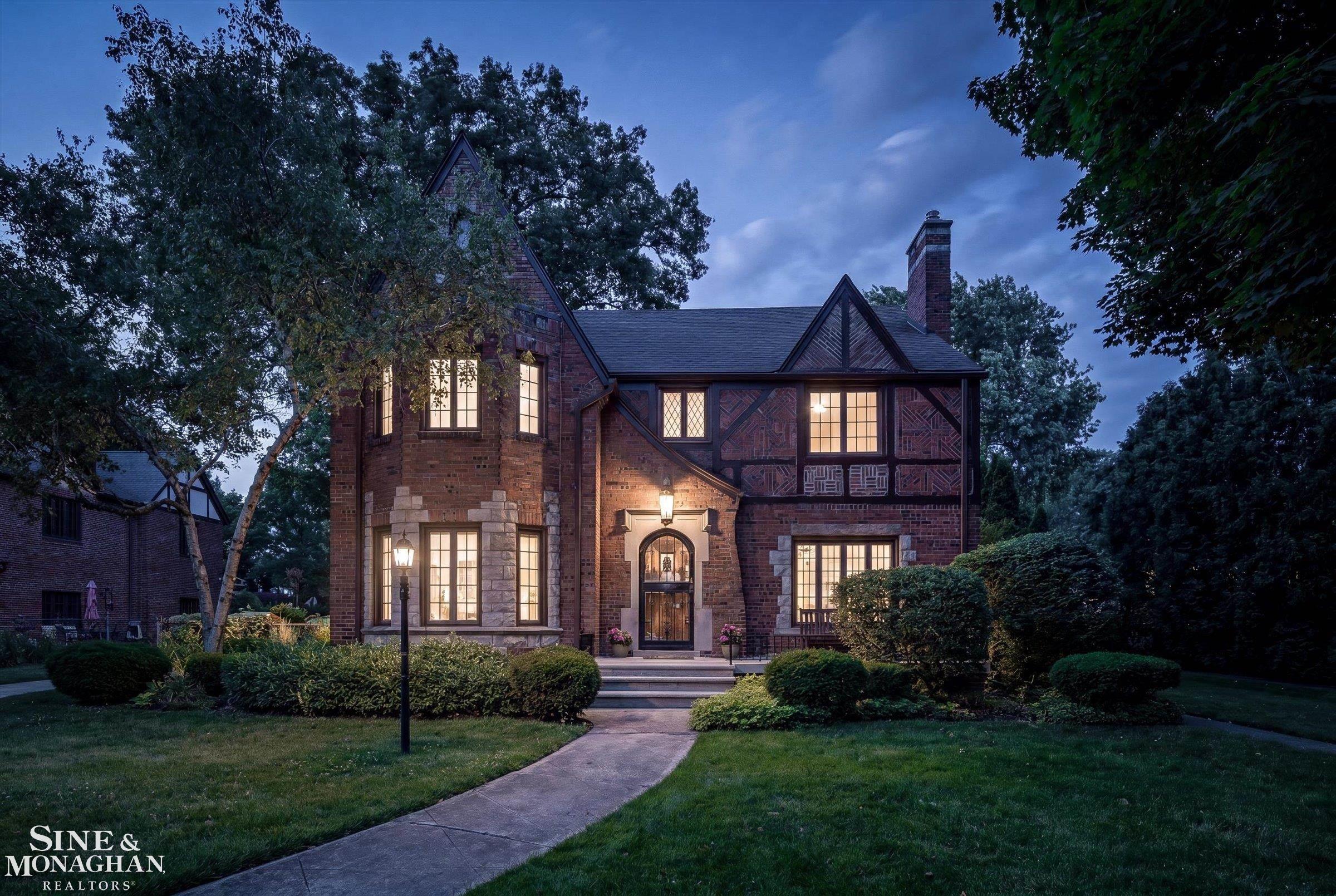 542 Lakepointe Street