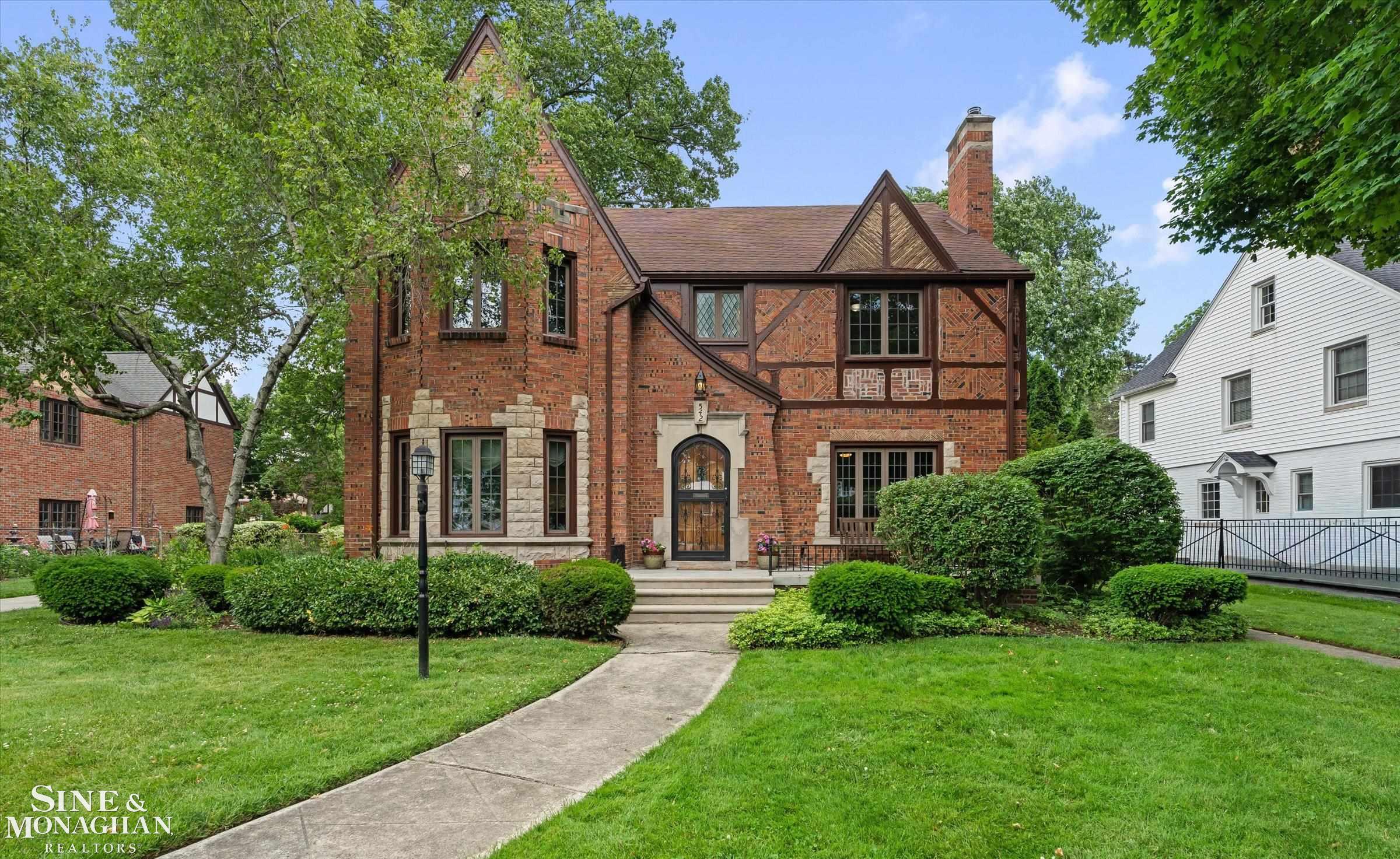 542 Lakepointe Street