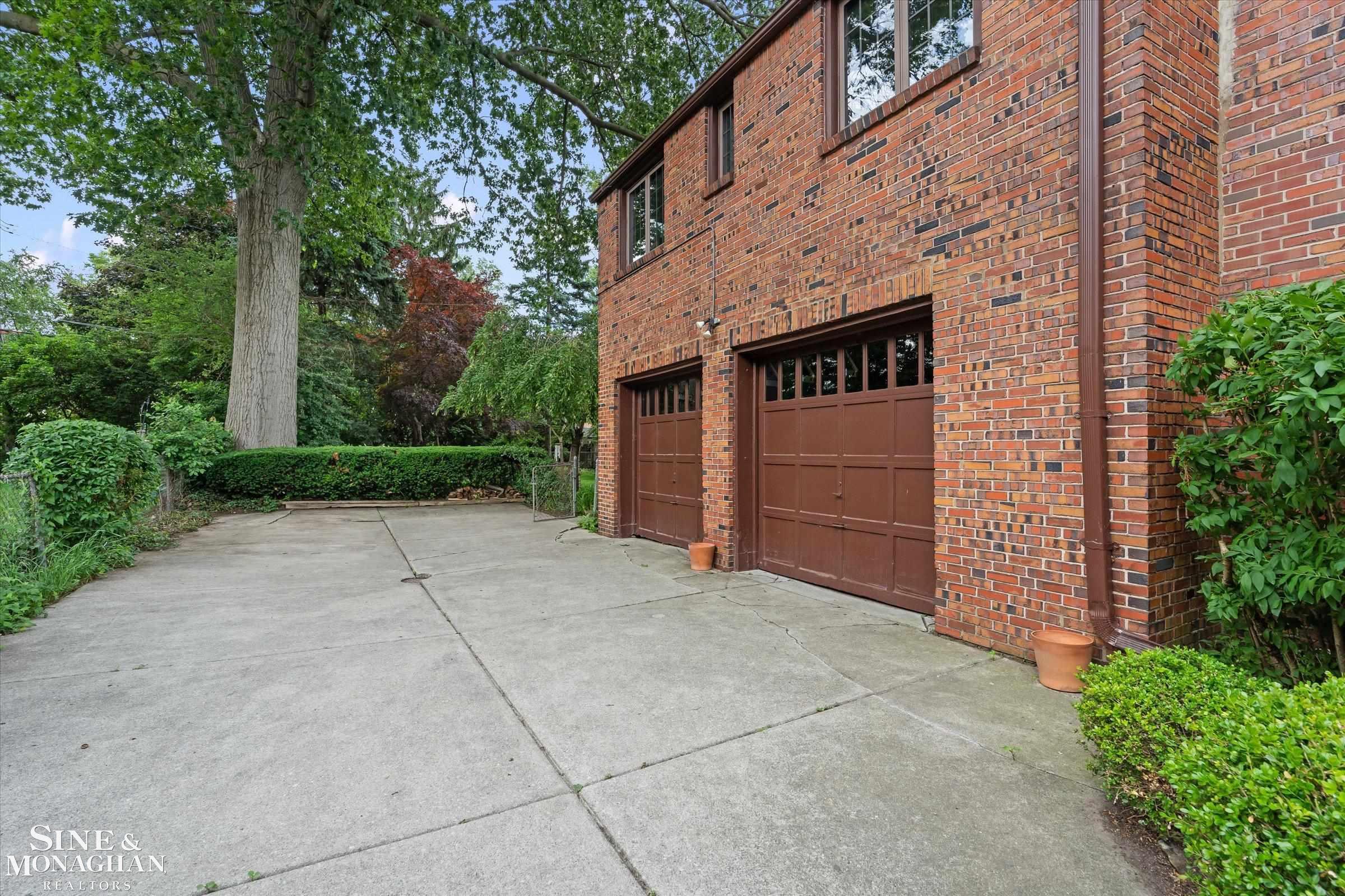 542 Lakepointe Street