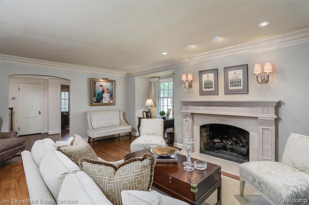 51 Lochmoor Boulevard