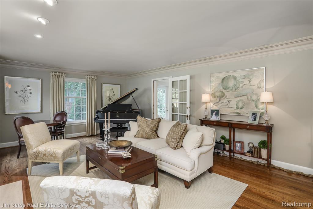 51 Lochmoor Boulevard