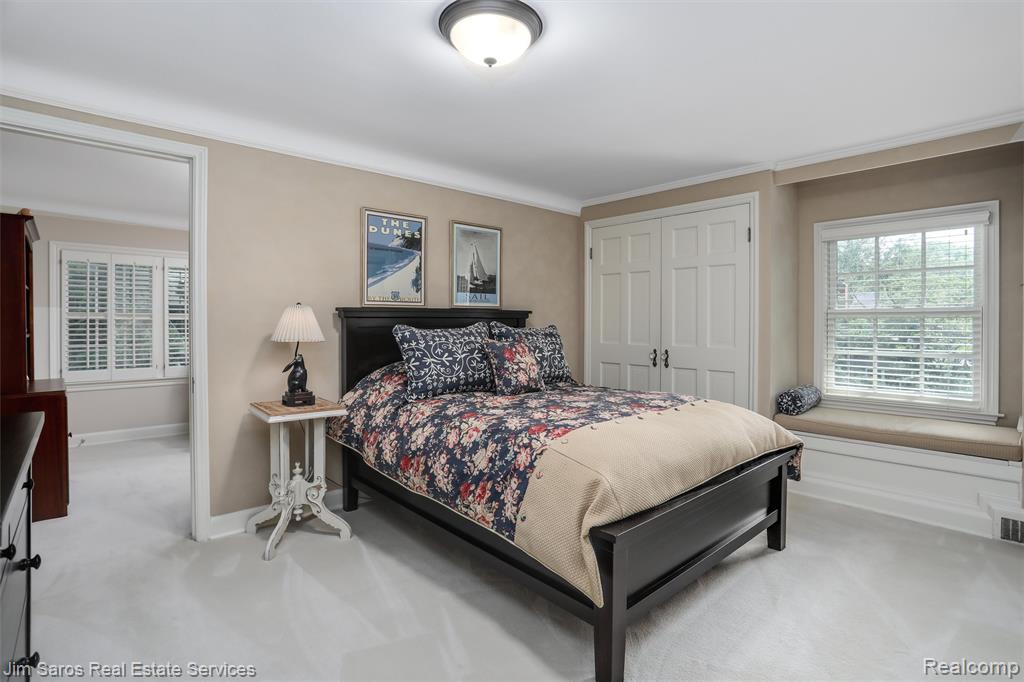 51 Lochmoor Boulevard