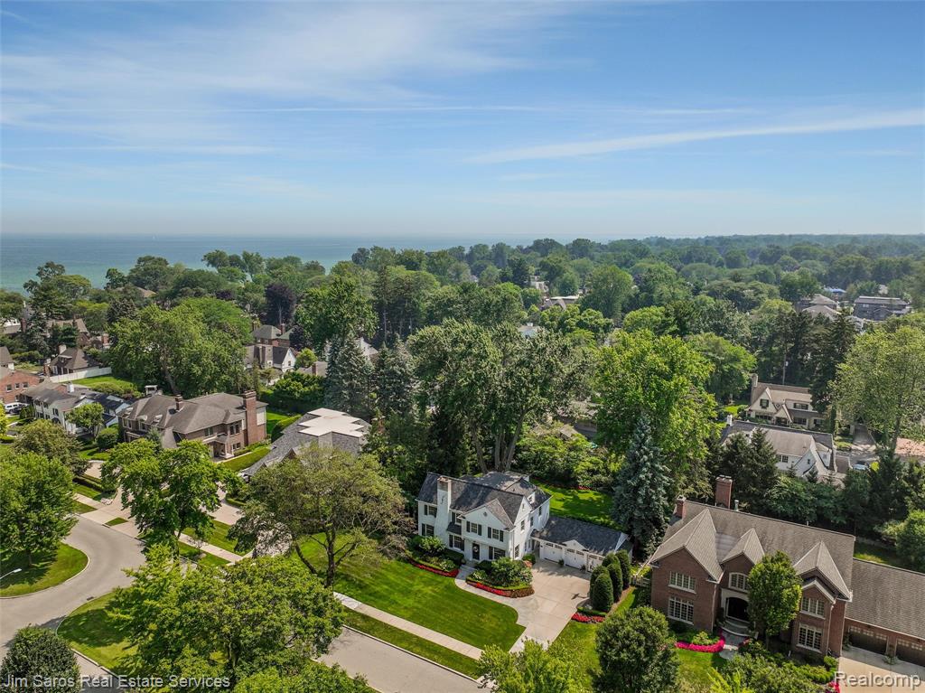 51 Lochmoor Boulevard