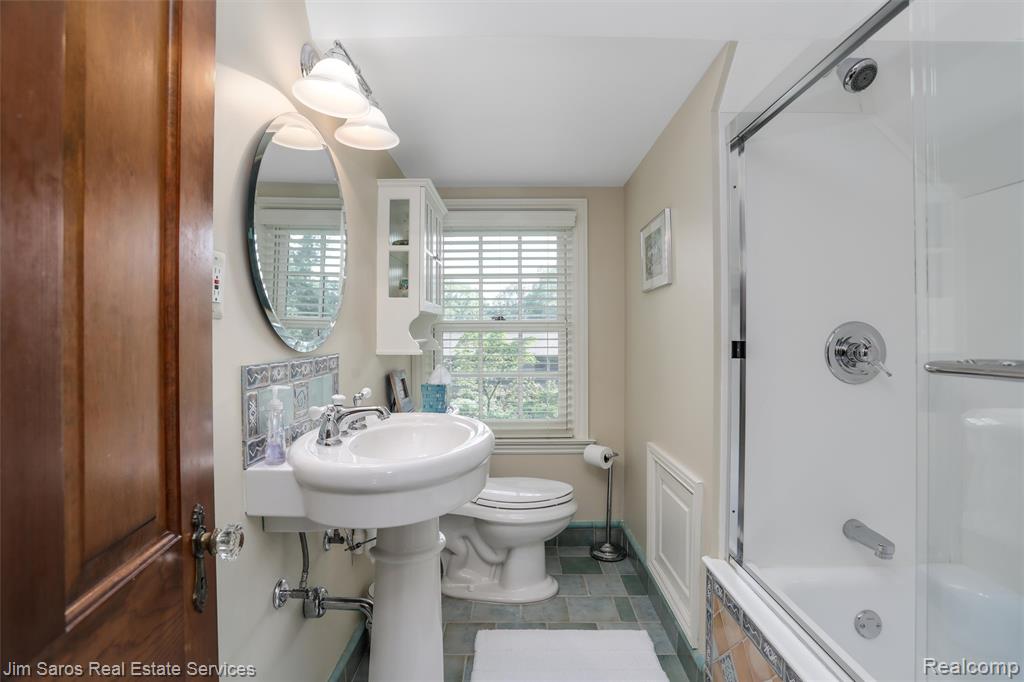 51 Lochmoor Boulevard