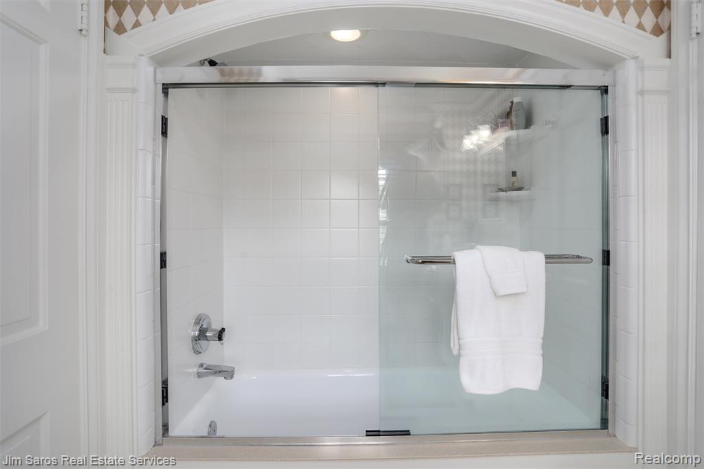 51 Lochmoor Boulevard