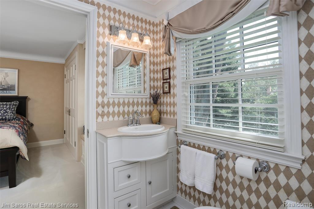 51 Lochmoor Boulevard