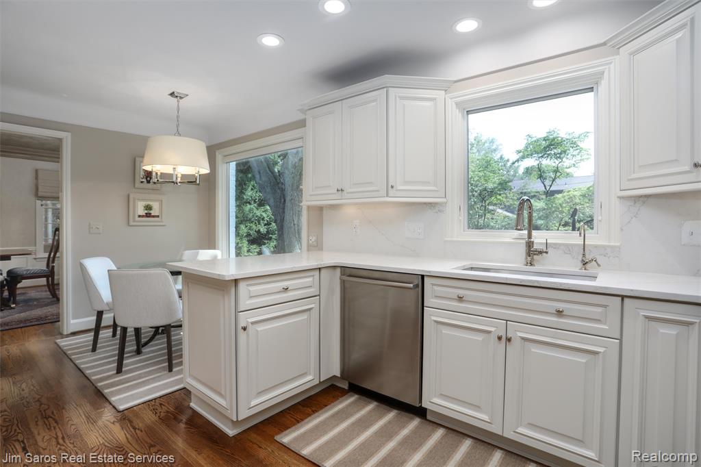 51 Lochmoor Boulevard