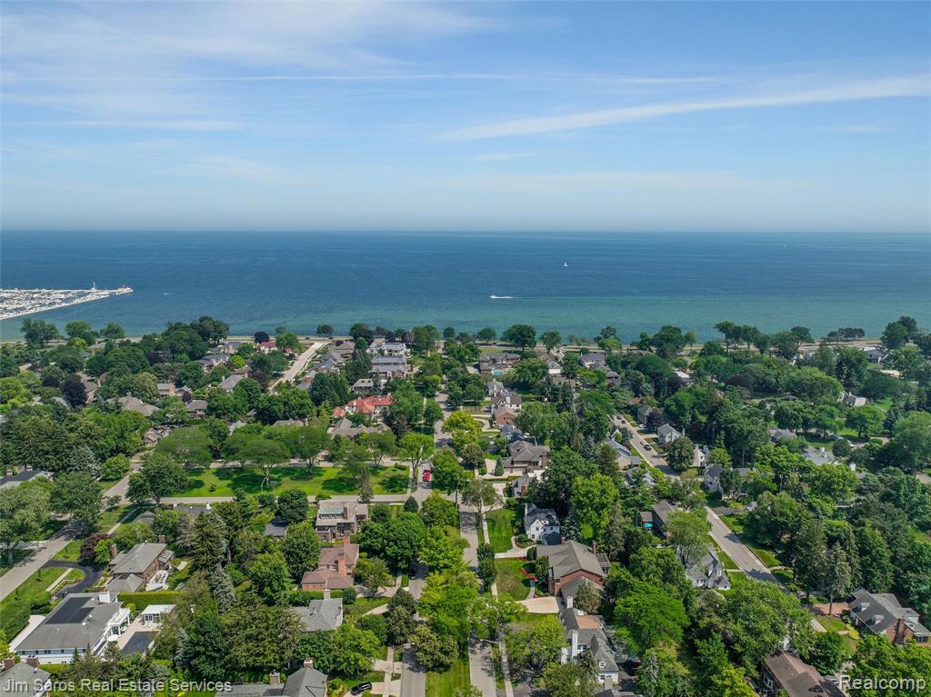 51 Lochmoor Boulevard