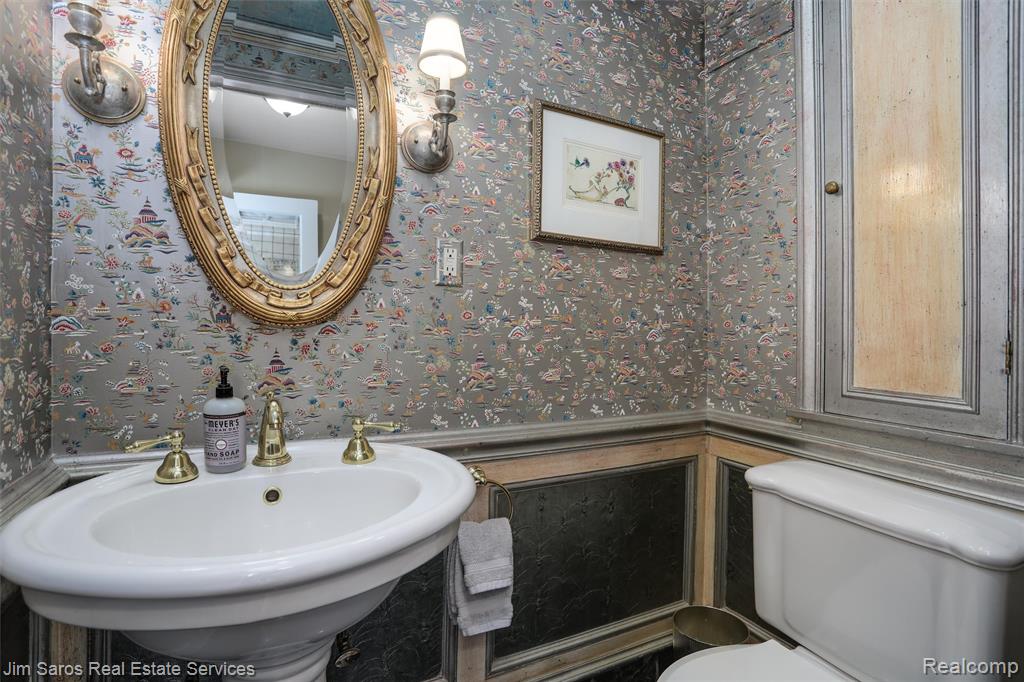 51 Lochmoor Boulevard