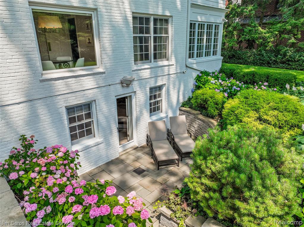 51 Lochmoor Boulevard