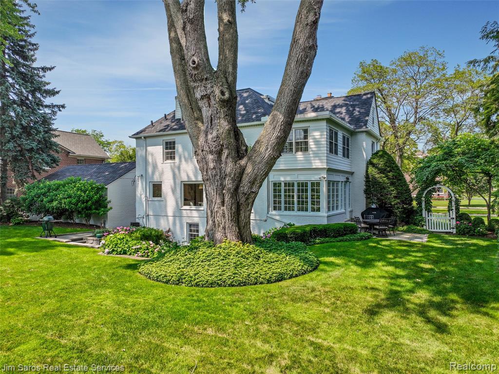 51 Lochmoor Boulevard