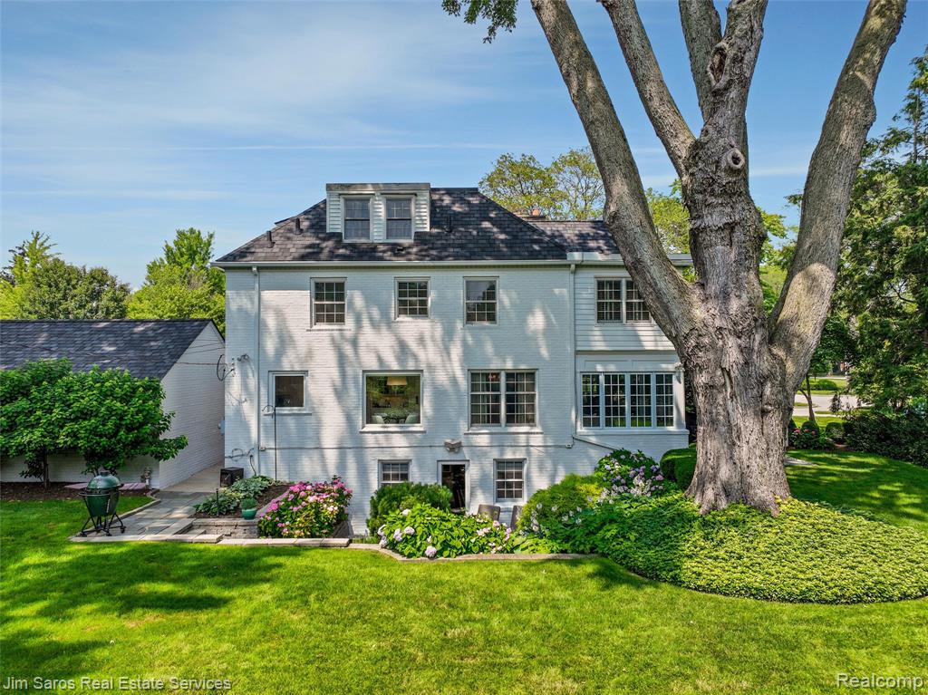 51 Lochmoor Boulevard