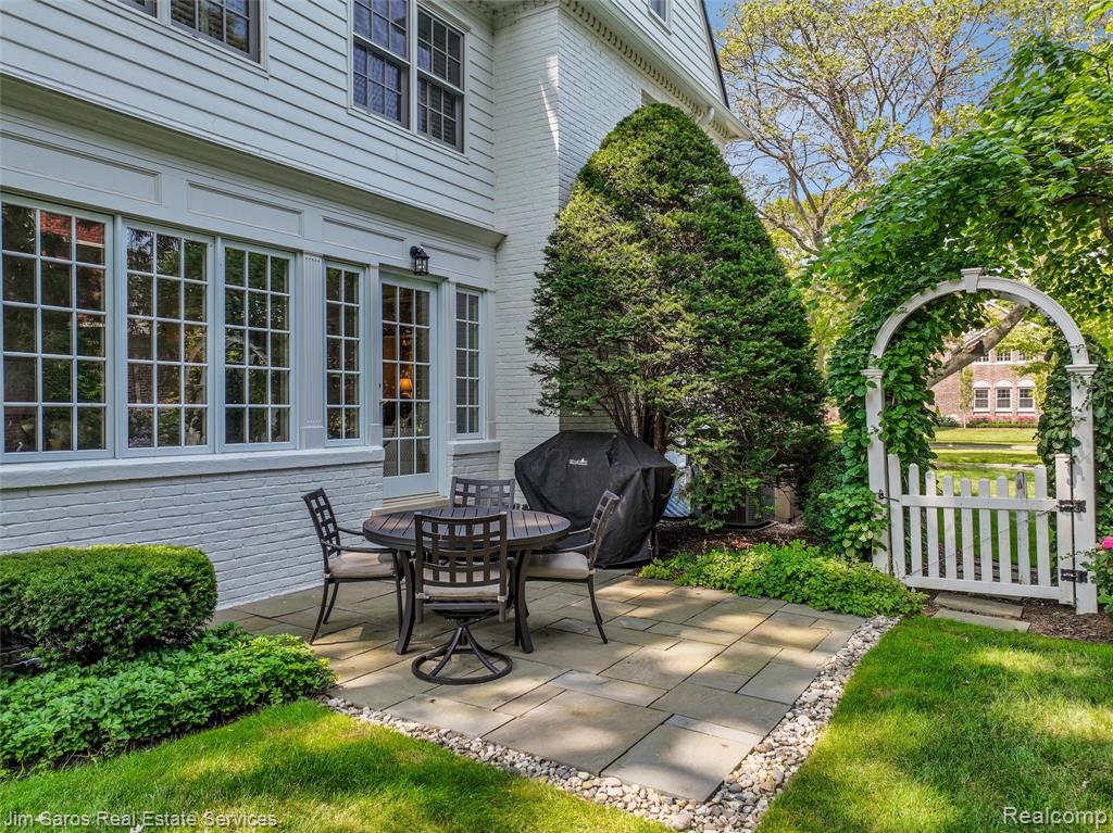 51 Lochmoor Boulevard