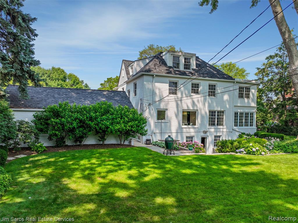 51 Lochmoor Boulevard