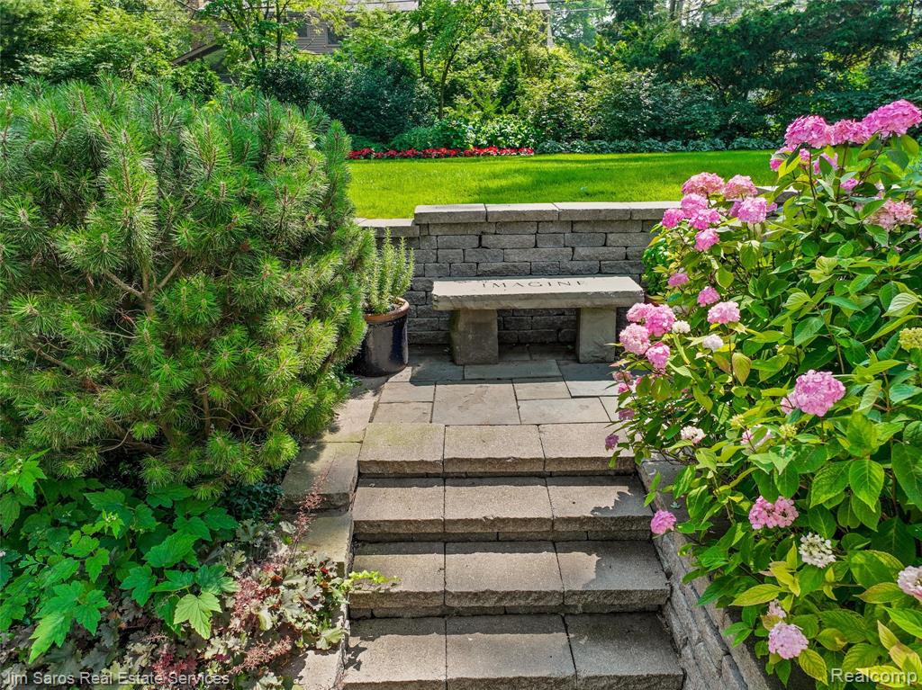 51 Lochmoor Boulevard