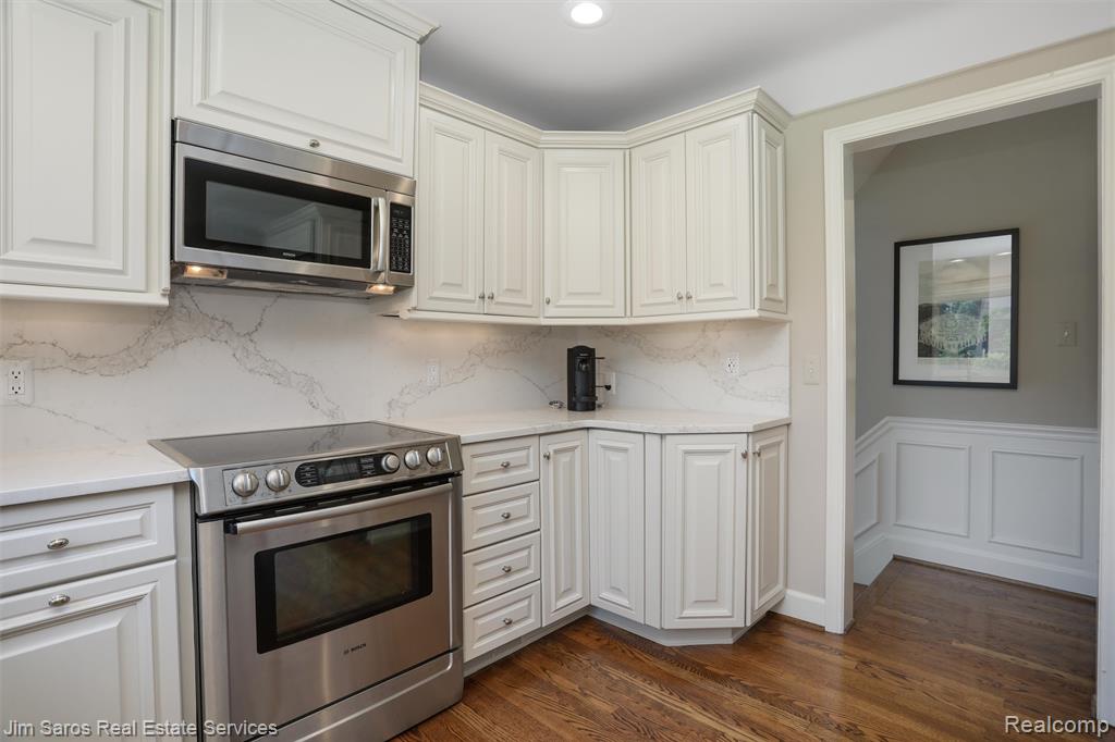 51 Lochmoor Boulevard