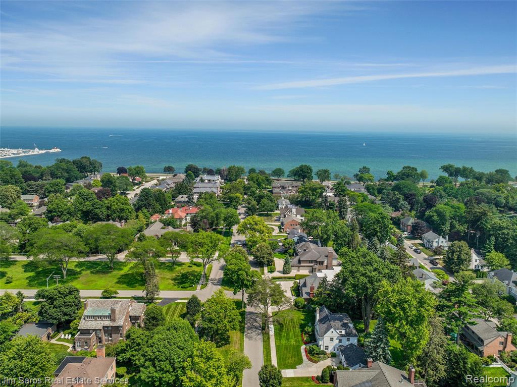 51 Lochmoor Boulevard