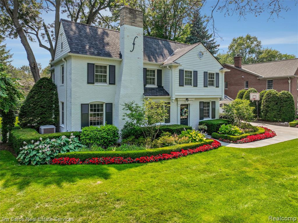 51 Lochmoor Boulevard