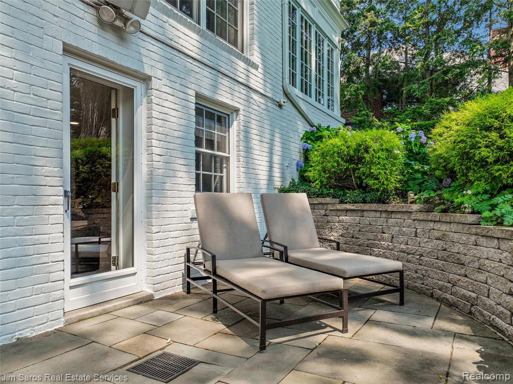 51 Lochmoor Boulevard