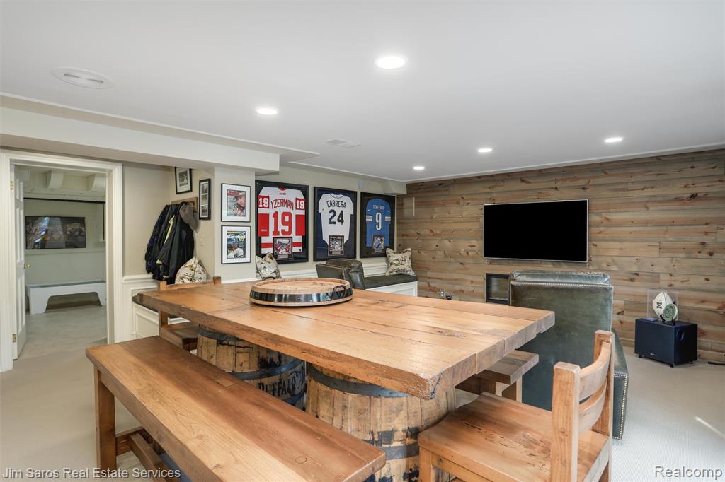 51 Lochmoor Boulevard