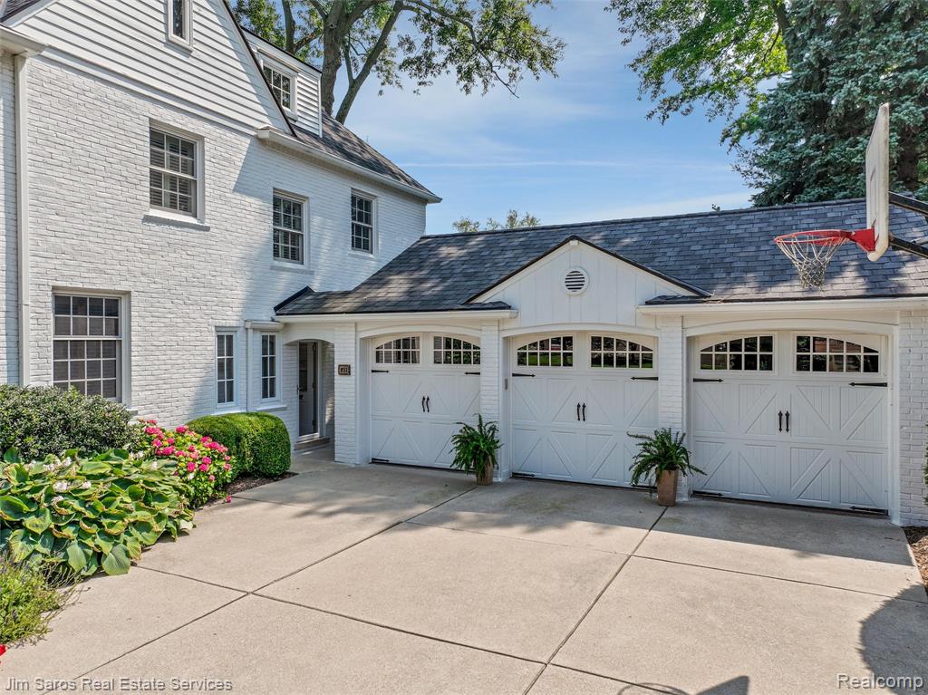 51 Lochmoor Boulevard