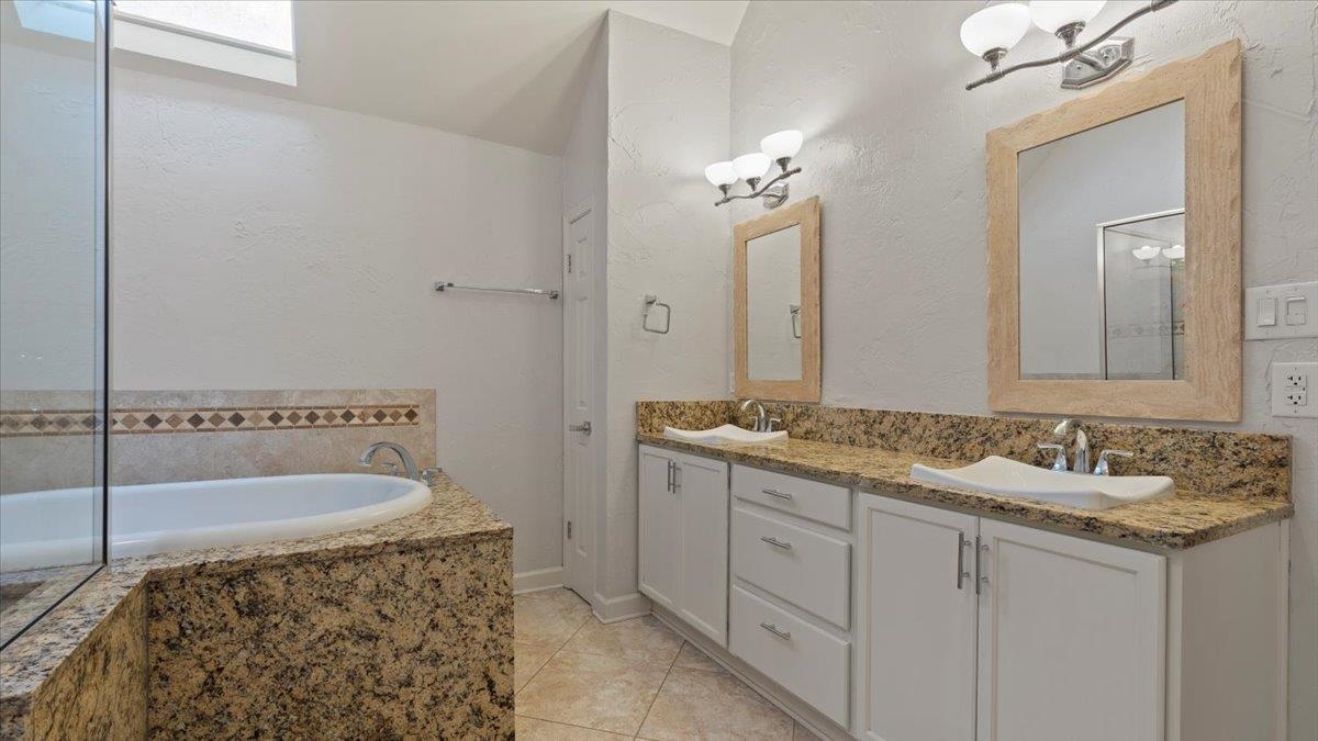8665 CHRIS SUZANNE CIR
