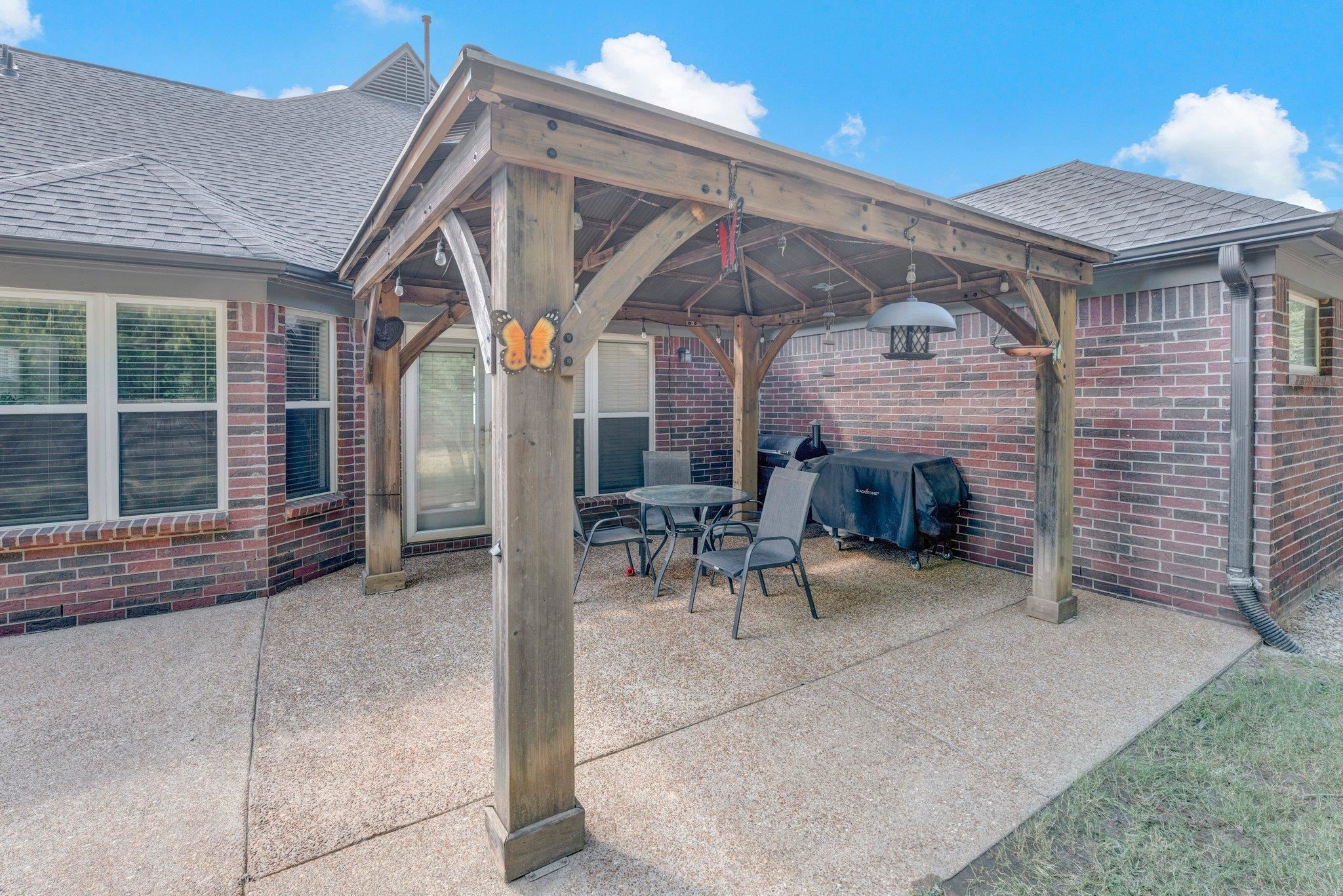 5390 HIDDEN MEADOWS DR