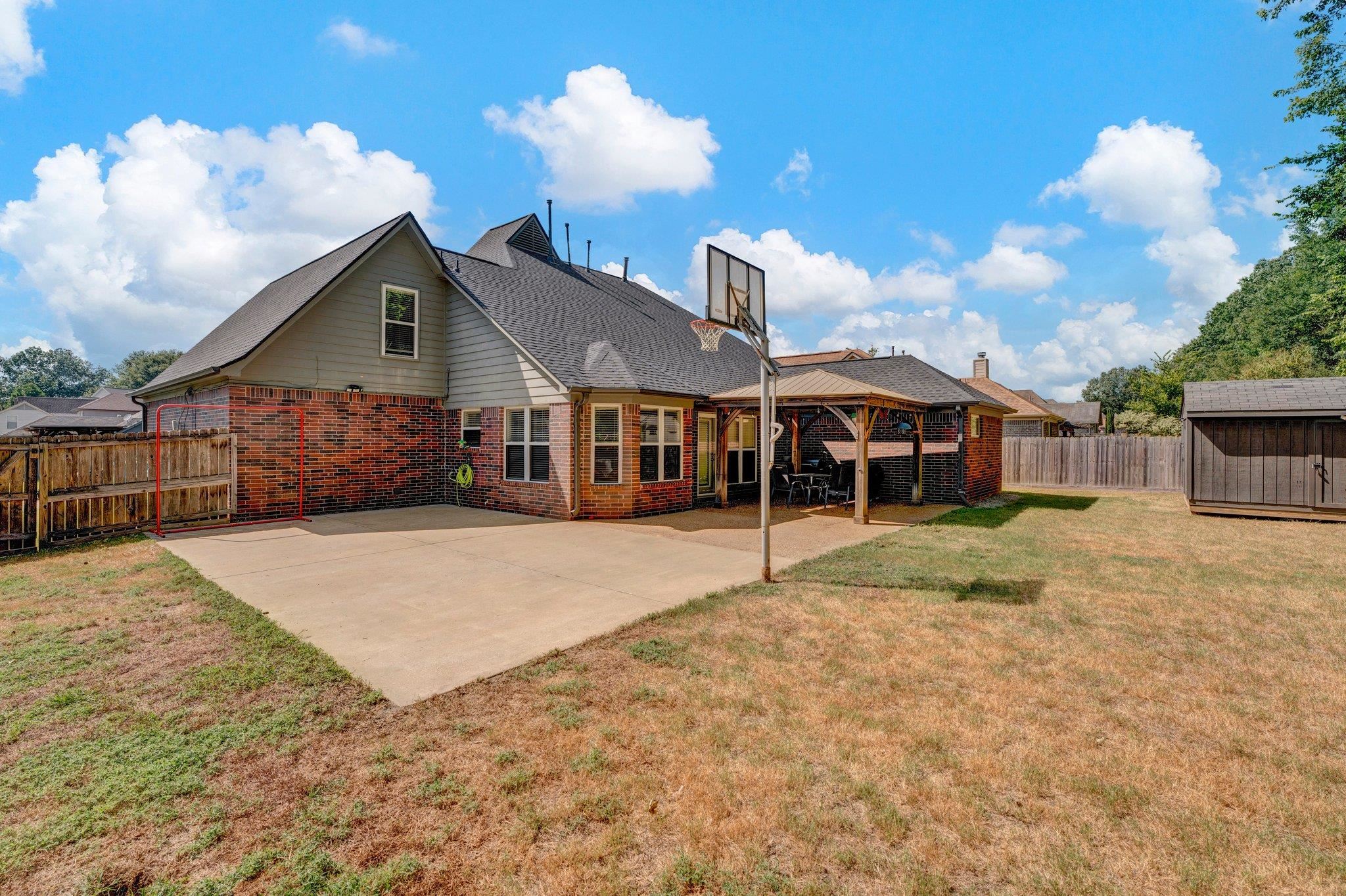 5390 HIDDEN MEADOWS DR