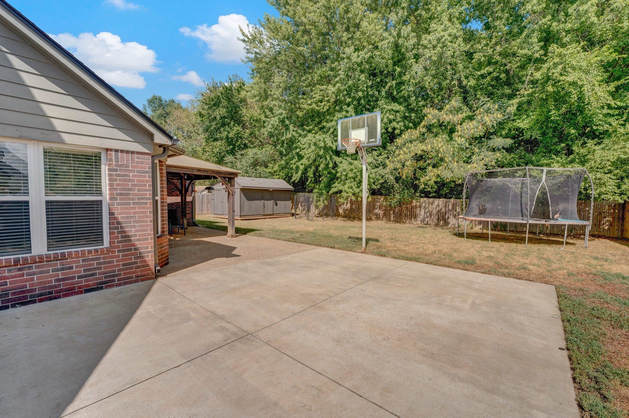5390 HIDDEN MEADOWS DR