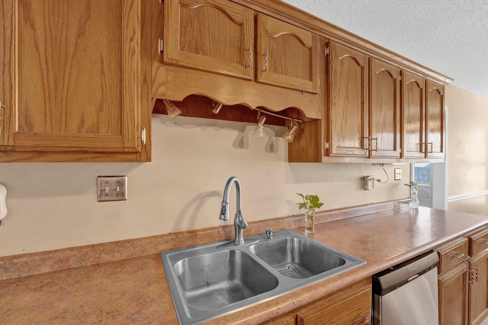 205 KATHLEEN DR