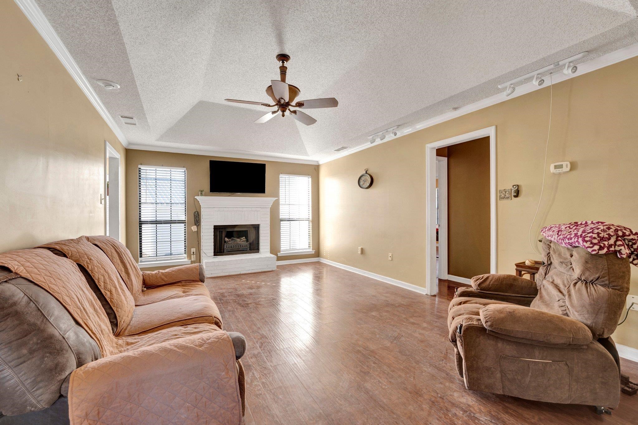 205 KATHLEEN DR