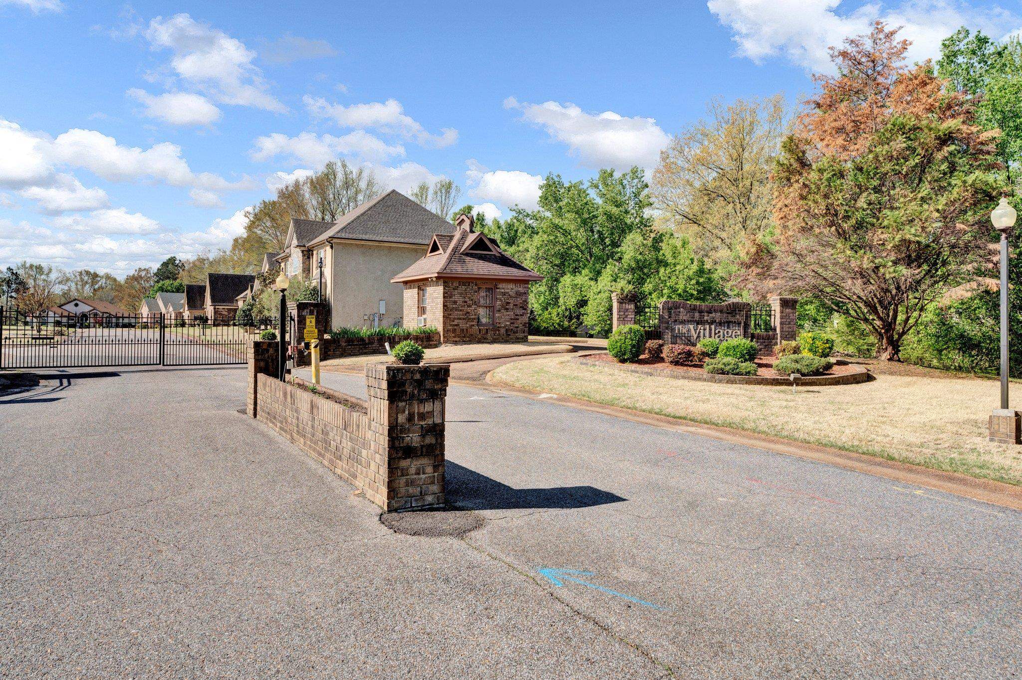 8886 VILLAGE CREEK DR