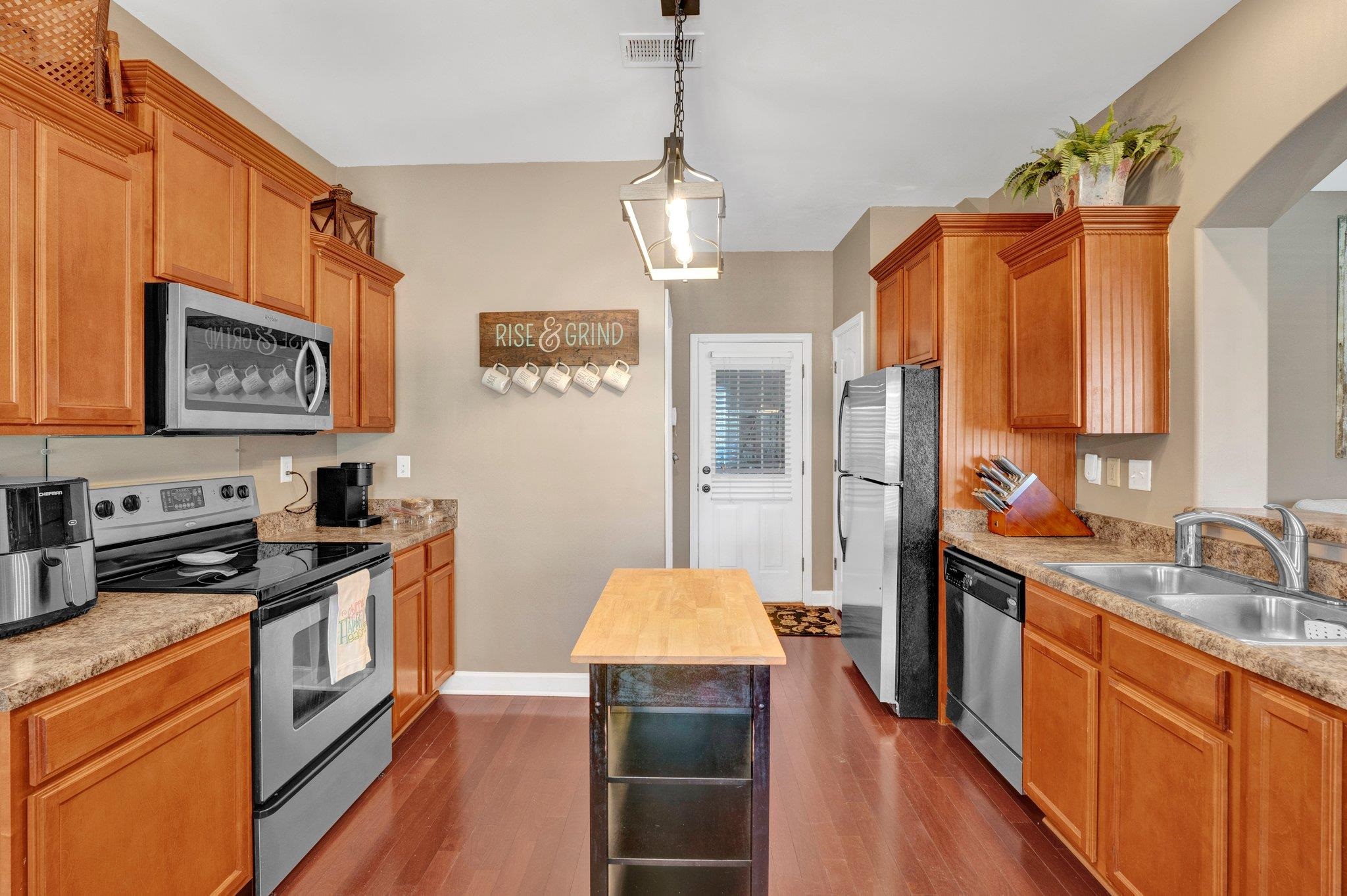 8886 VILLAGE CREEK DR