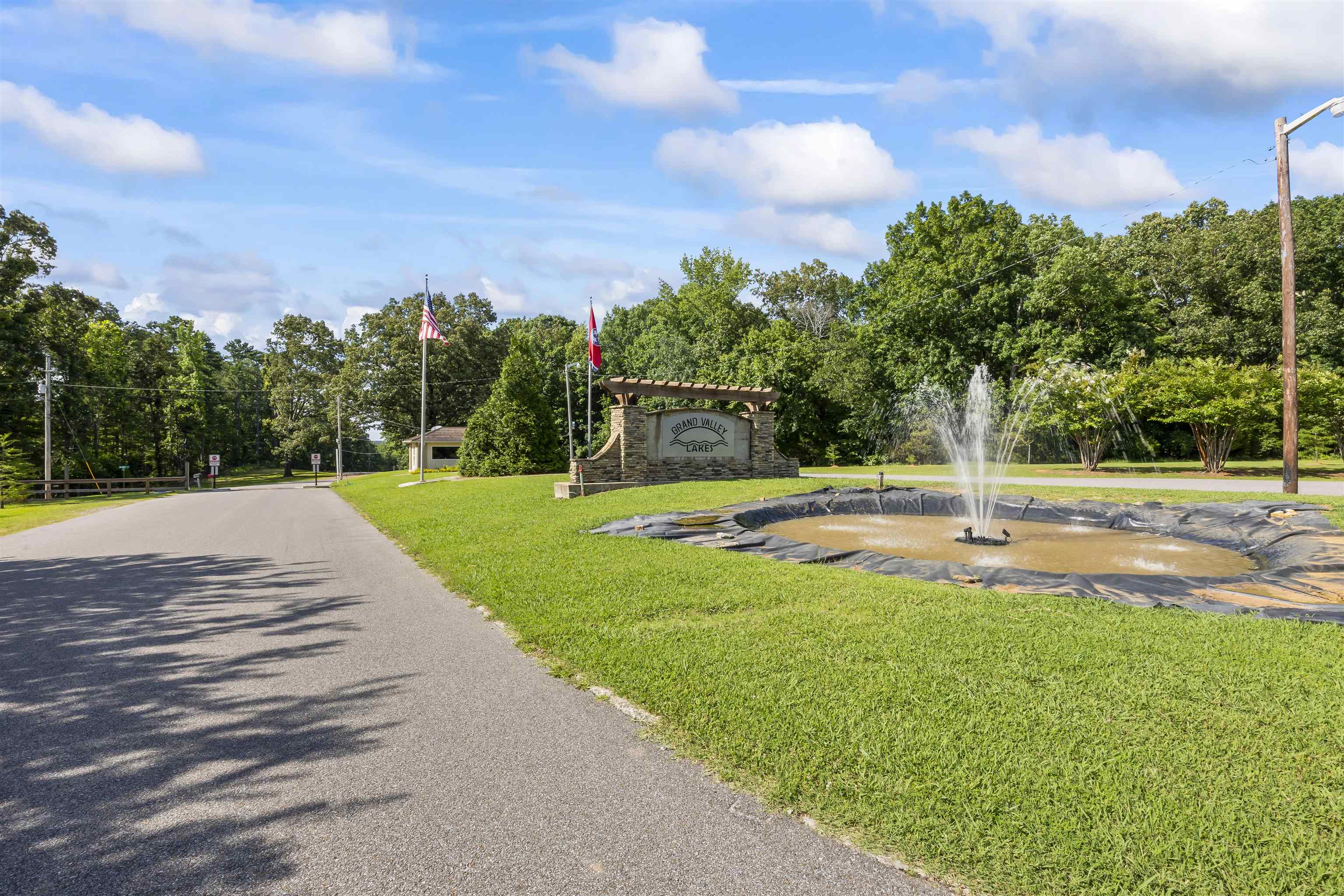 290 FAIRWAY DR