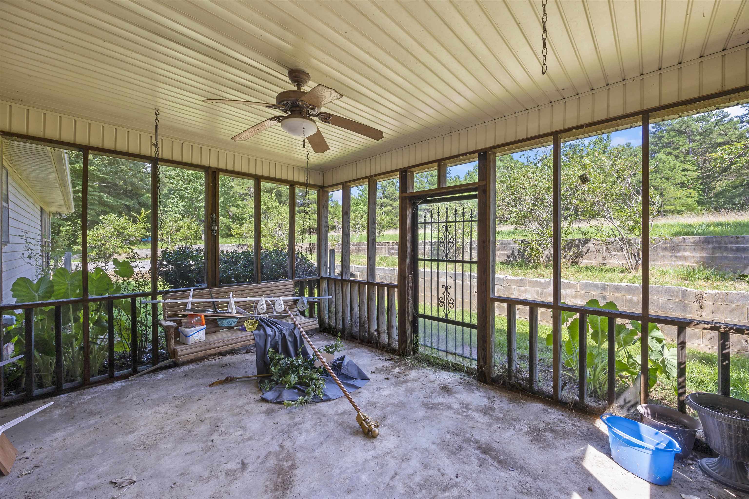 290 FAIRWAY DR