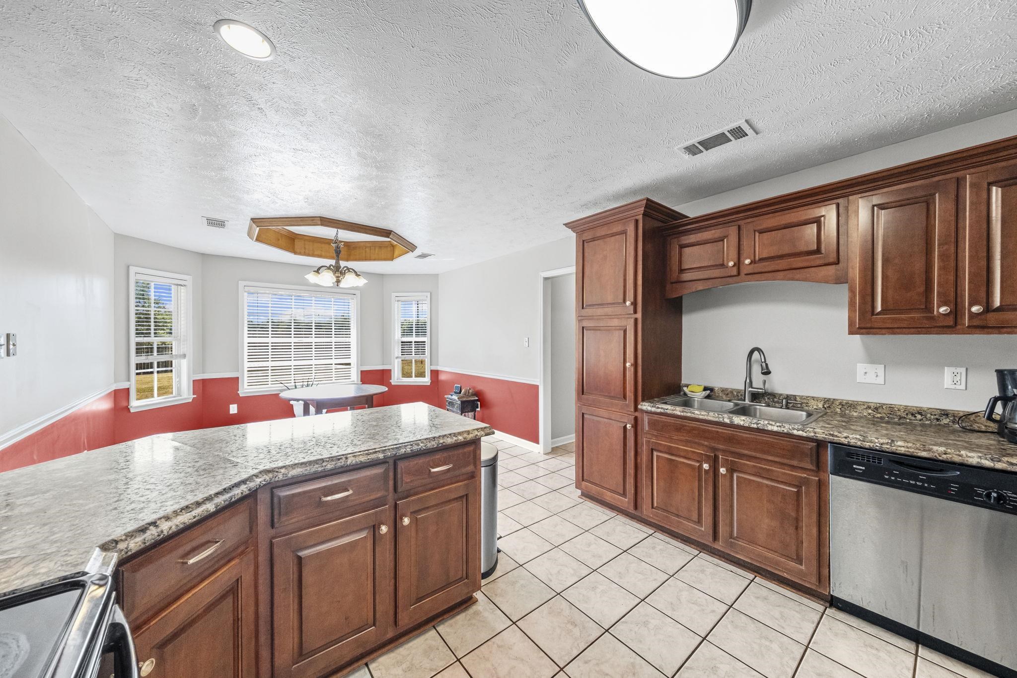 512 KEARNS CIR