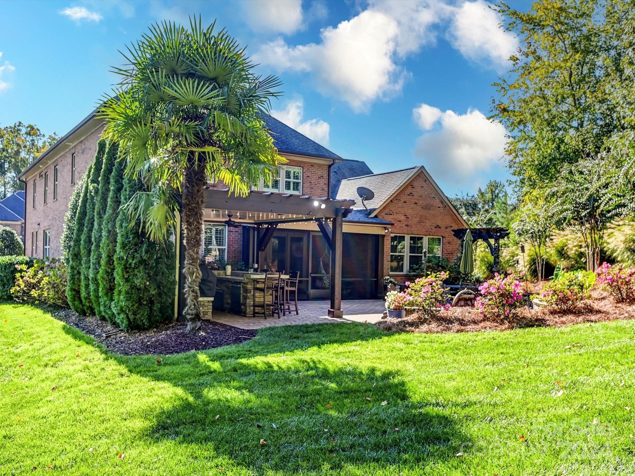 2437 Summers Glen Drive NW