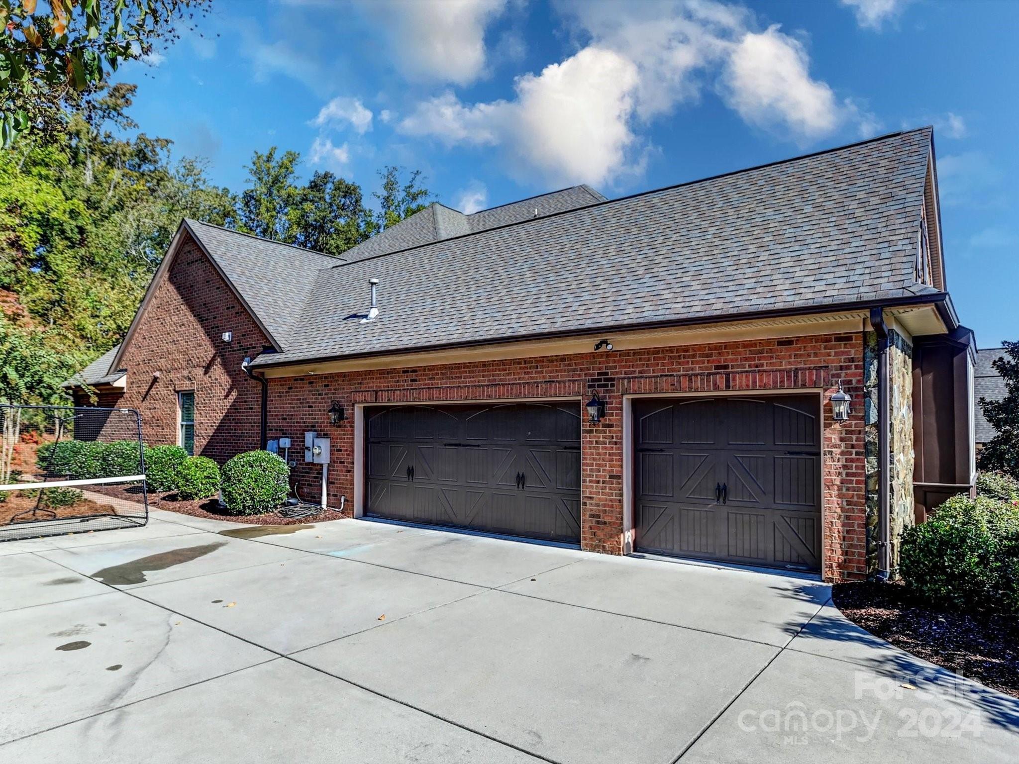 2437 Summers Glen Drive NW