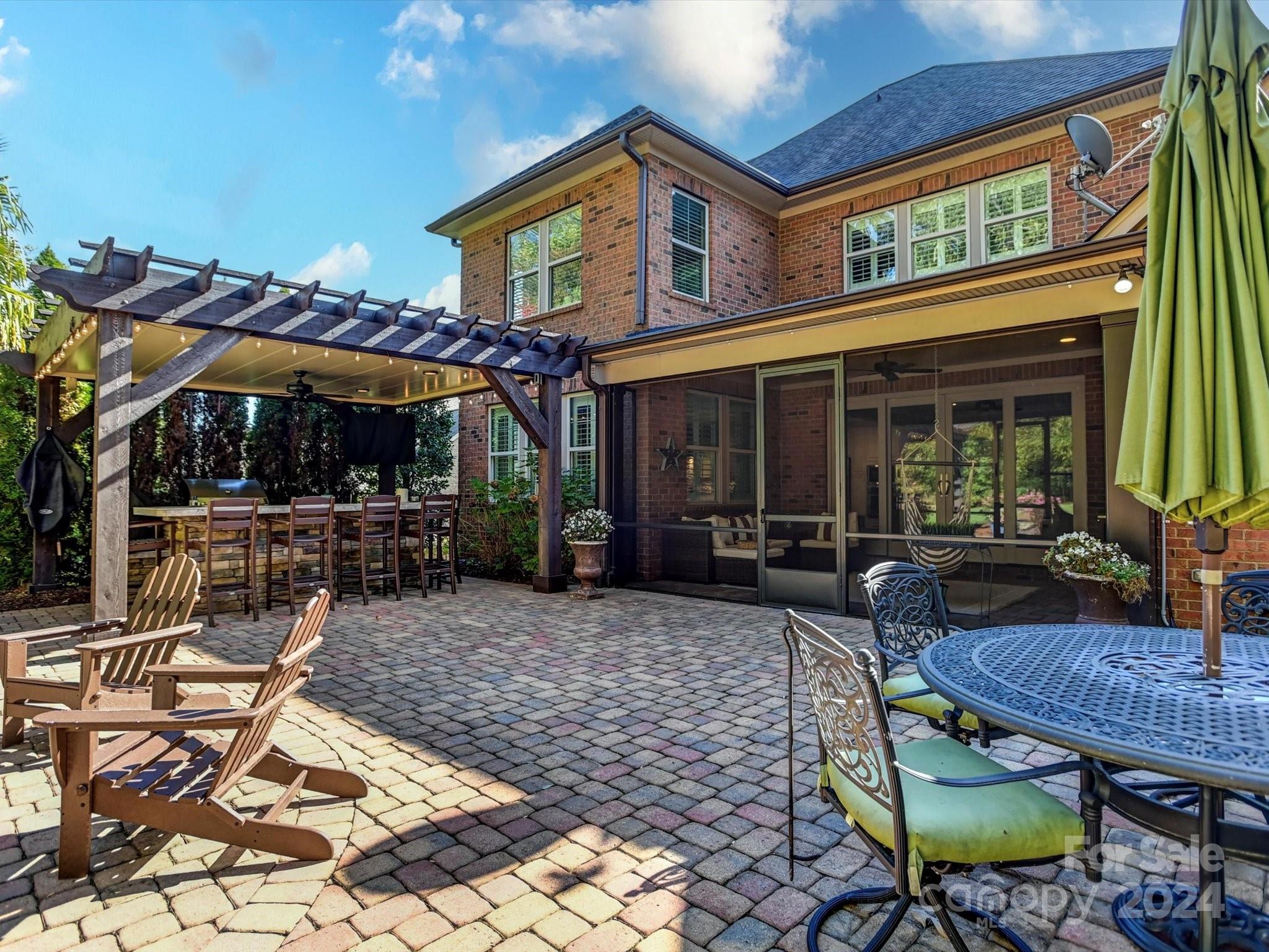 2437 Summers Glen Drive NW