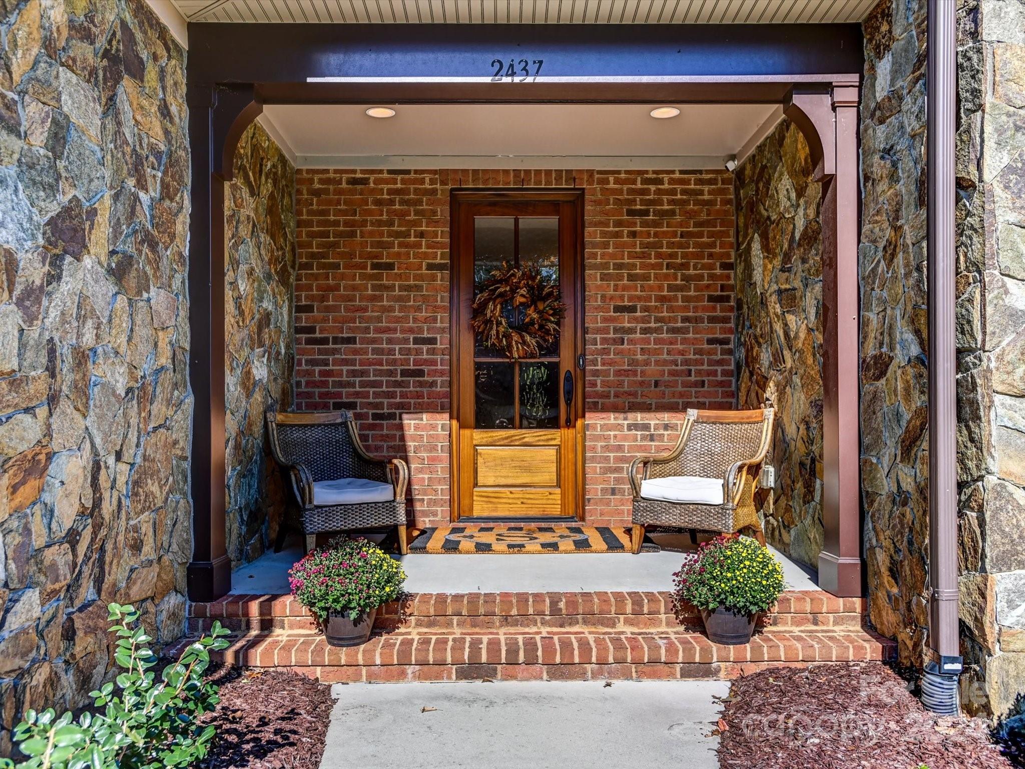 2437 Summers Glen Drive NW