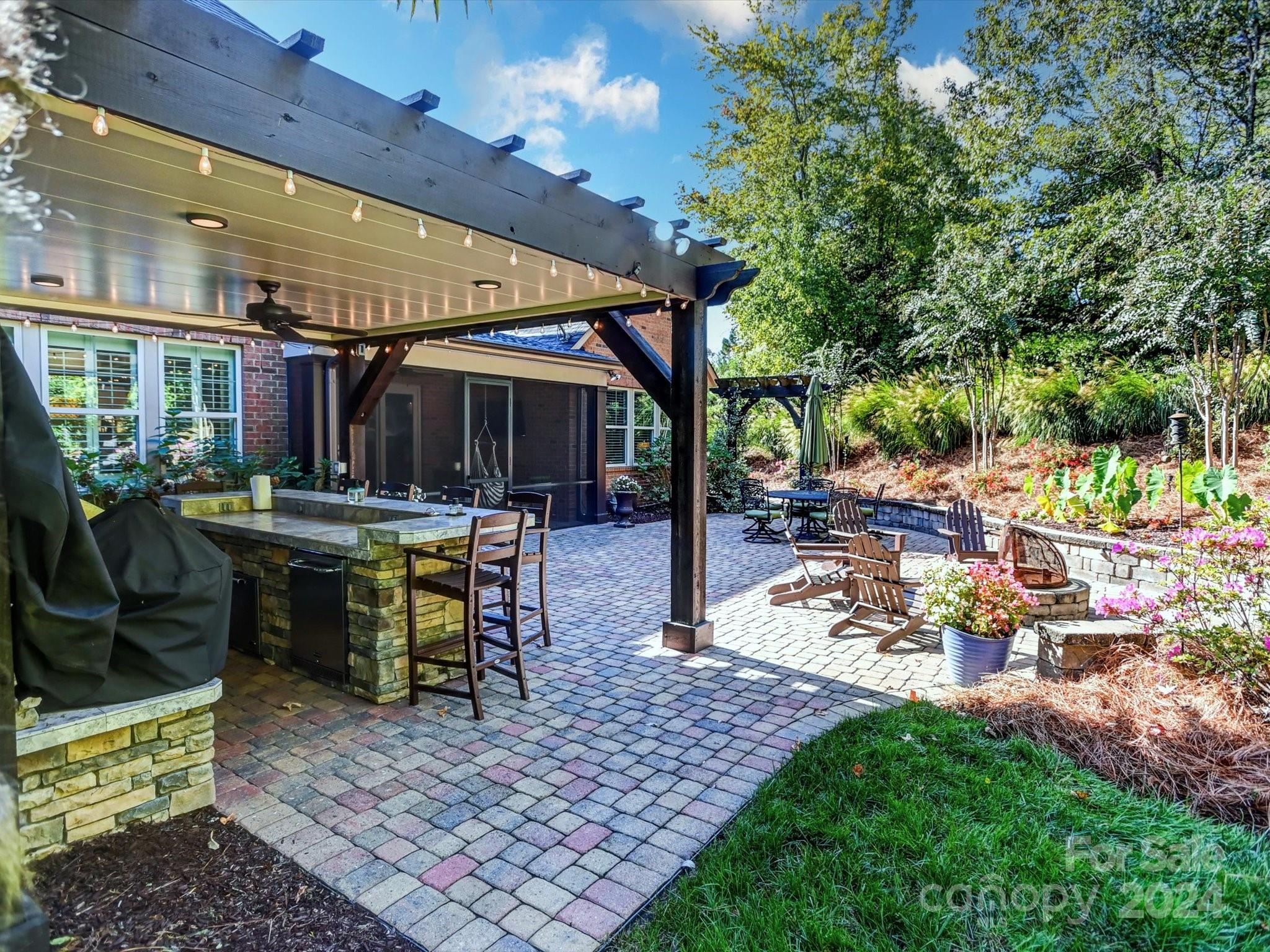 2437 Summers Glen Drive NW