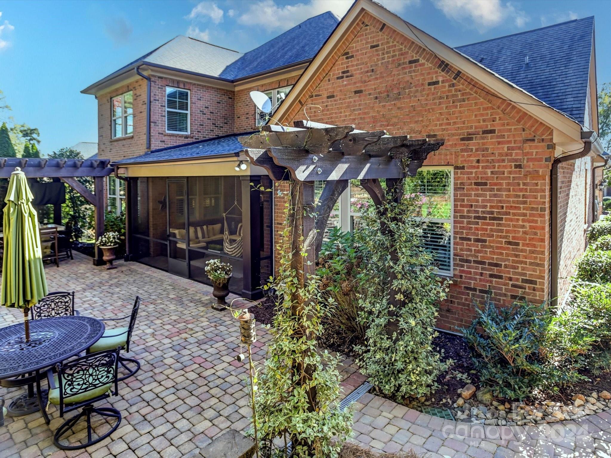 2437 Summers Glen Drive NW