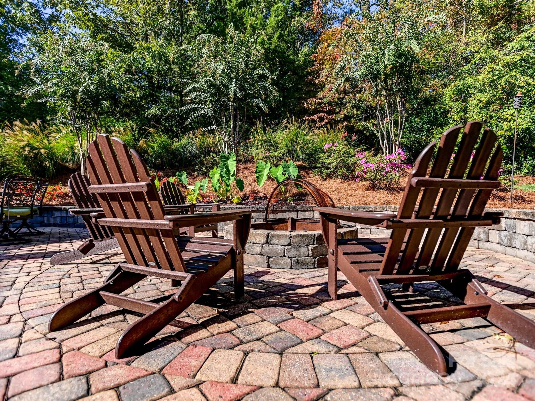 2437 Summers Glen Drive NW