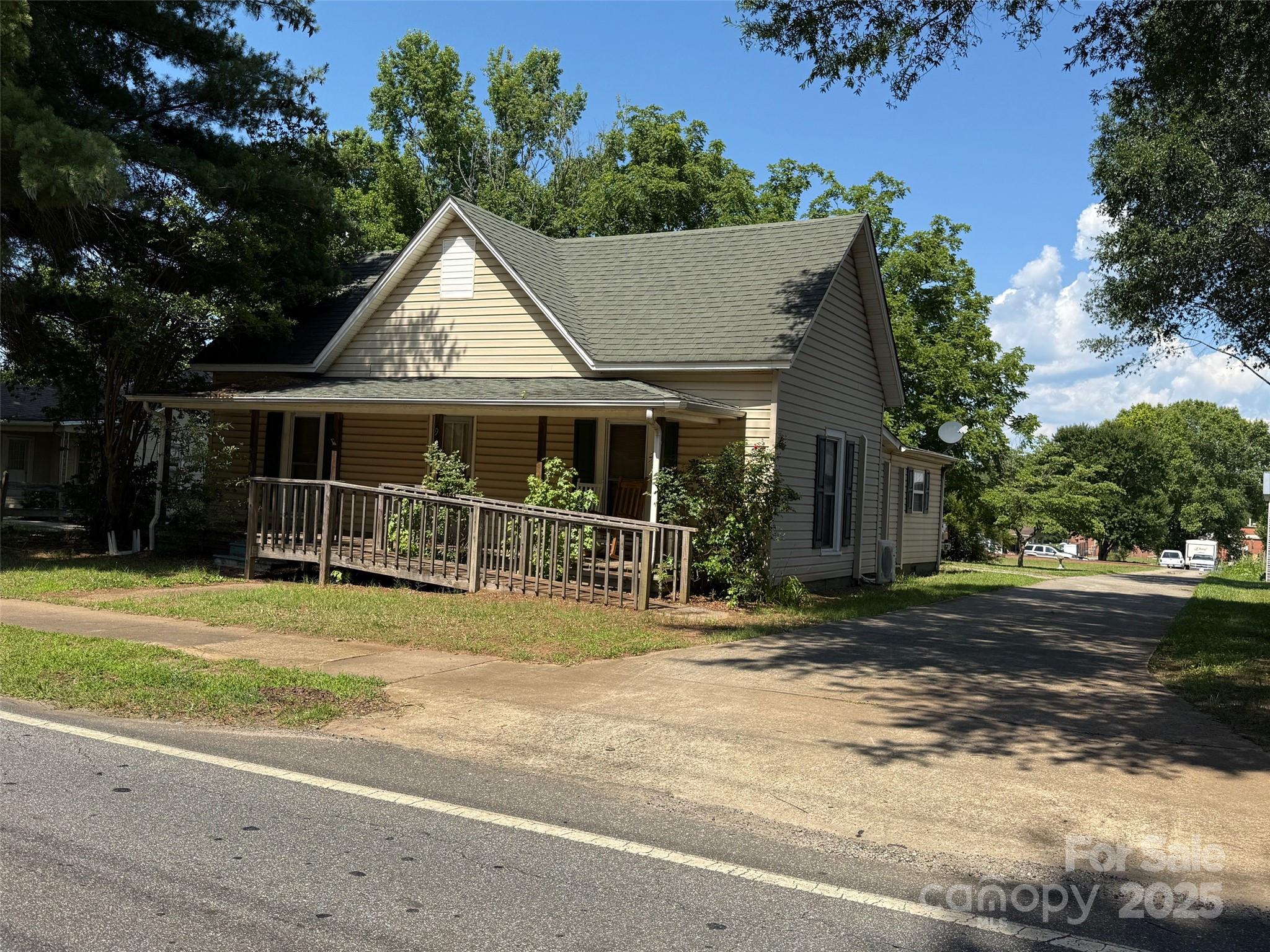 2944 N Lookout Street