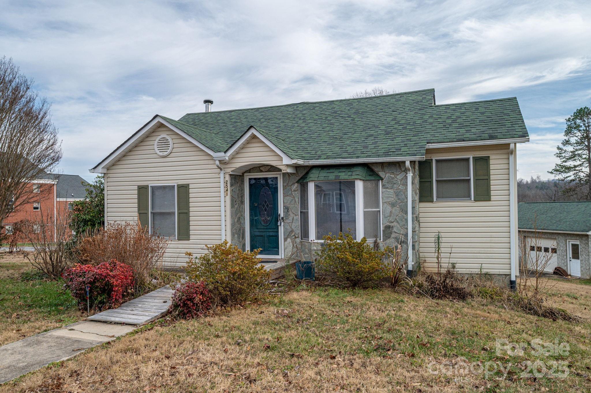 2541 Grandview Circle SW