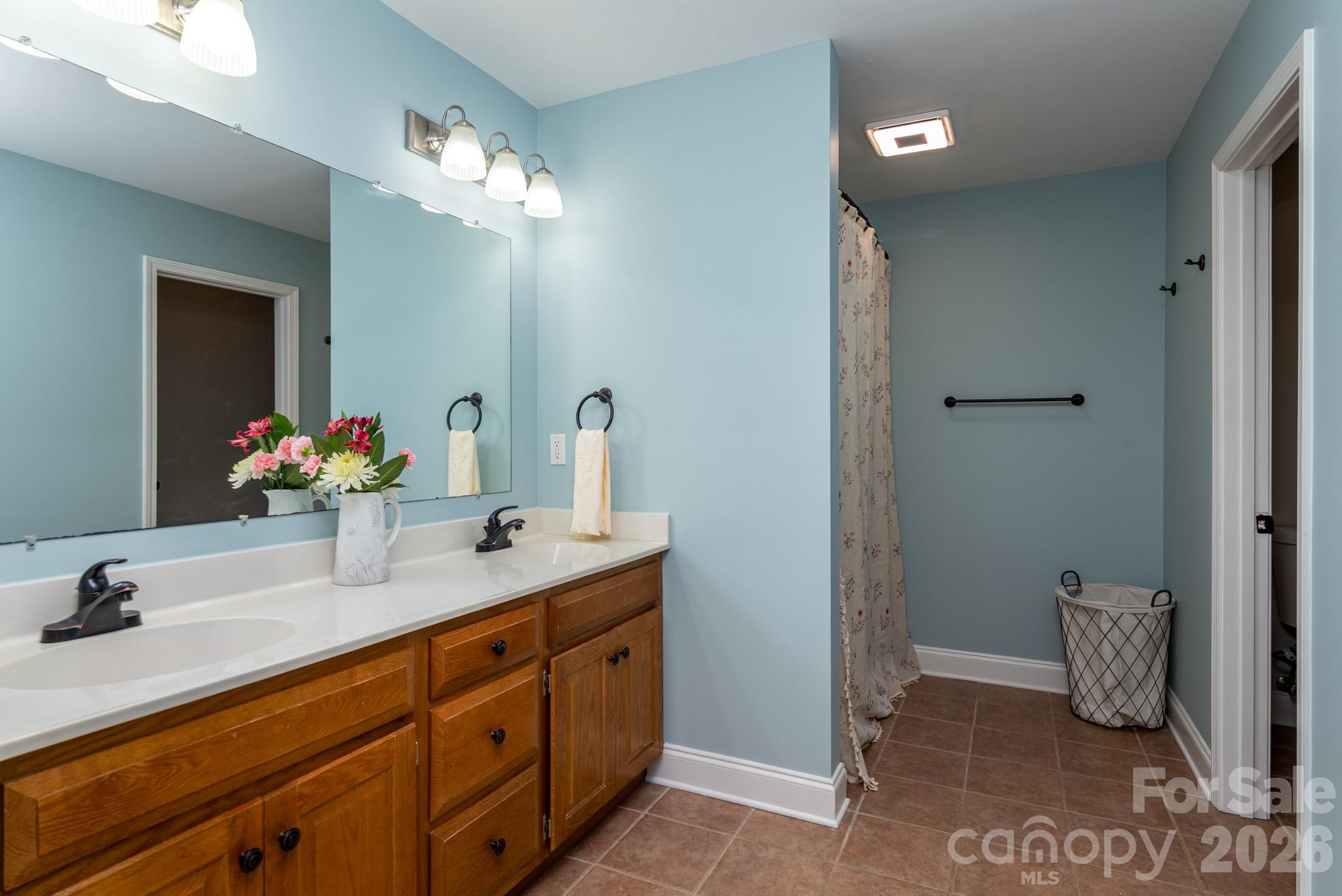 1091 ROLLINGWOOD Drive
