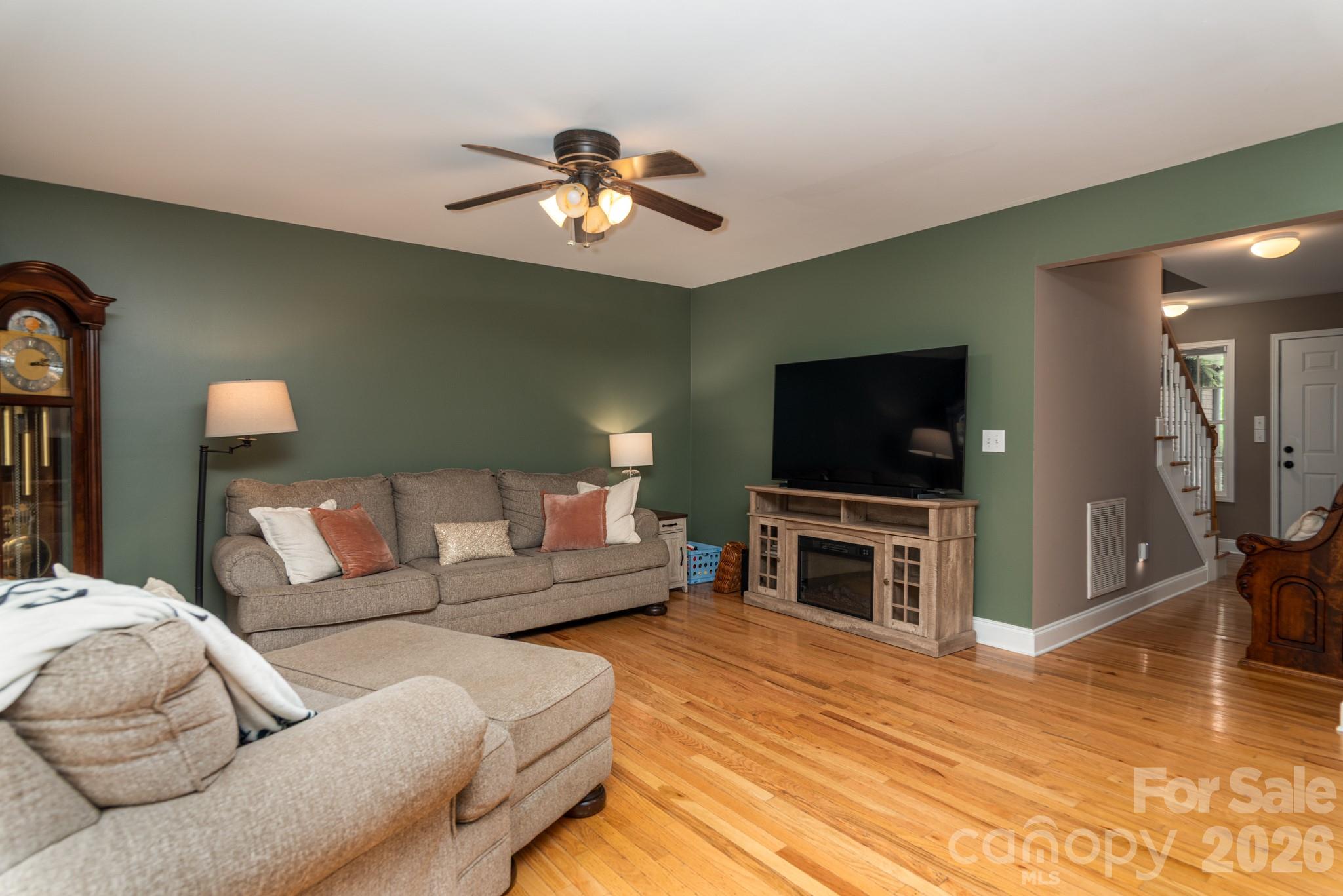 1091 ROLLINGWOOD Drive
